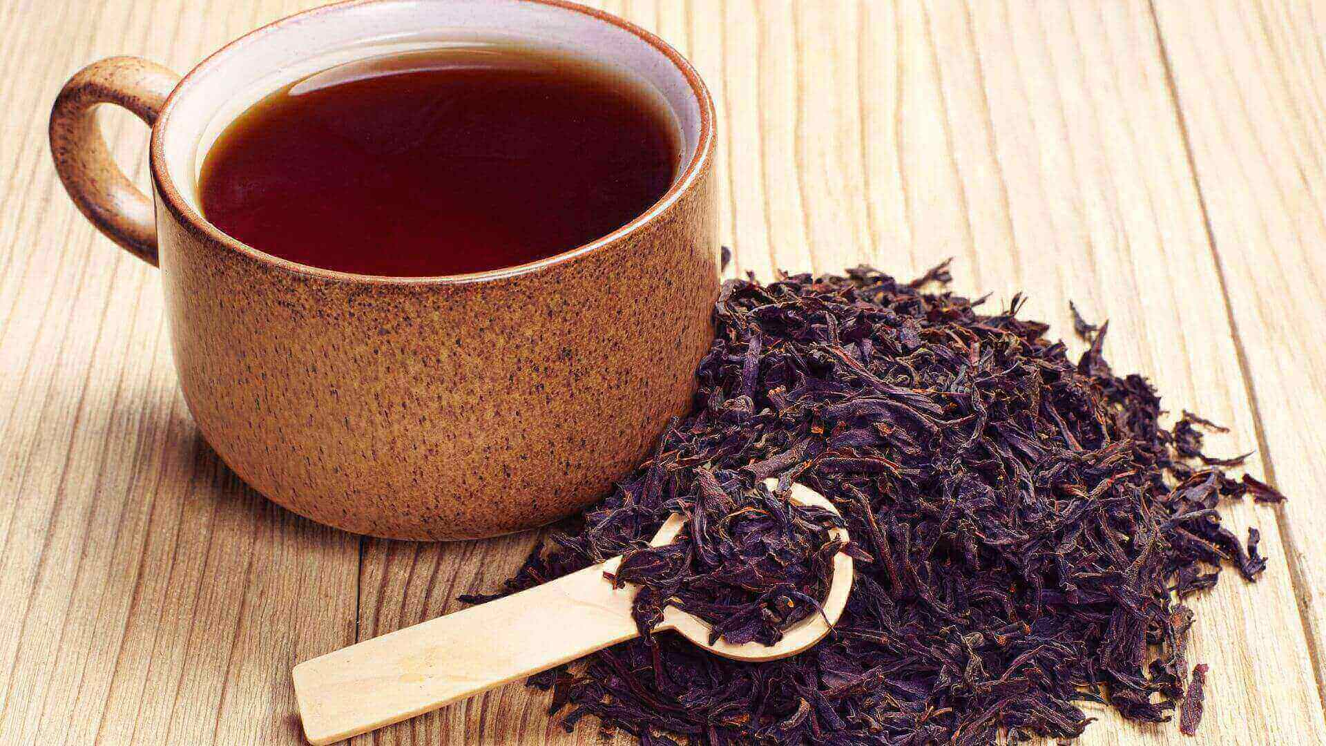 Чай черный здоровье. Чай черный. Крепкий черный чай. Цейлонский чай сорта чая. Чай черный заваренный.